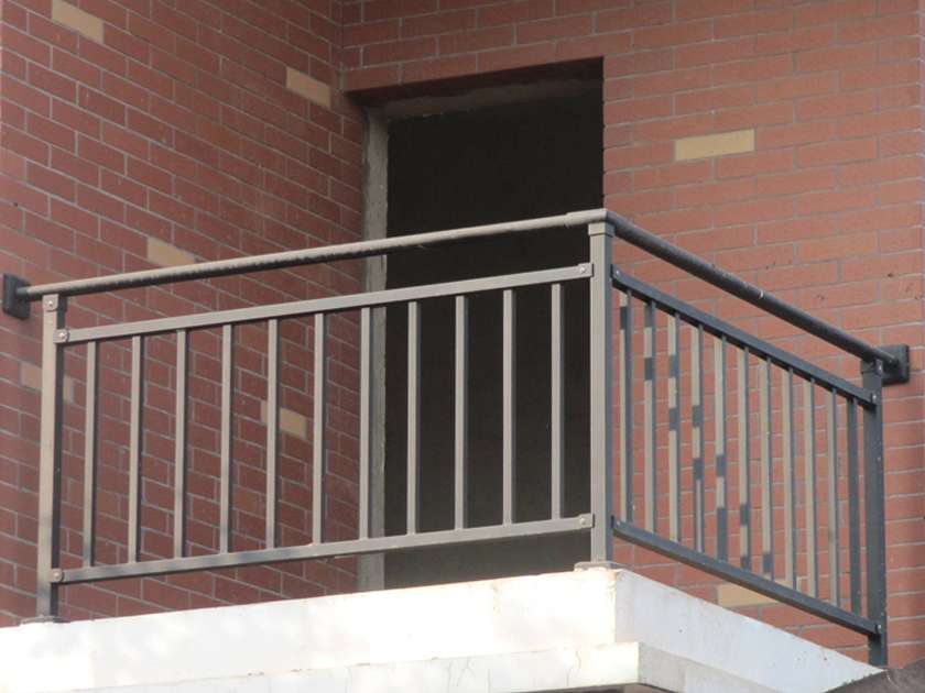 咖啡色陽臺(tái)護(hù)欄