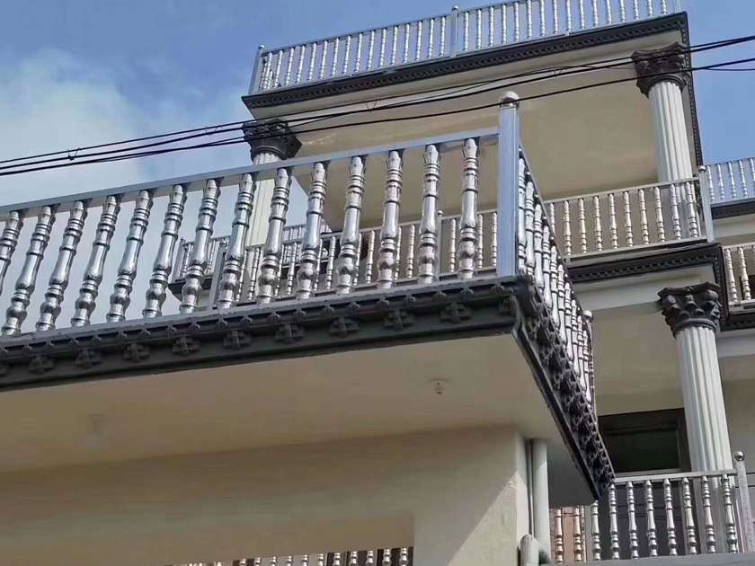 灰鈦金陽臺(tái)護(hù)欄